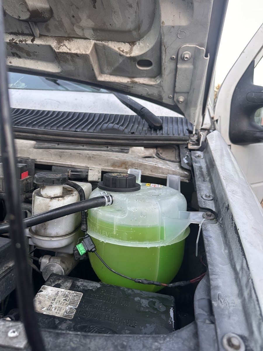 Coolant reservoir and cooling system service